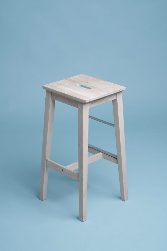 Foto de taburete y silla para anuncios de facebook unsplash