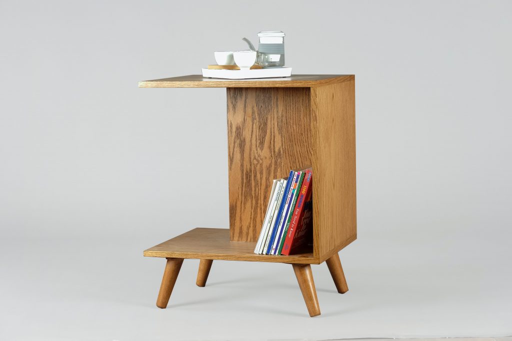 Aparato de madera con libros y té unsplash