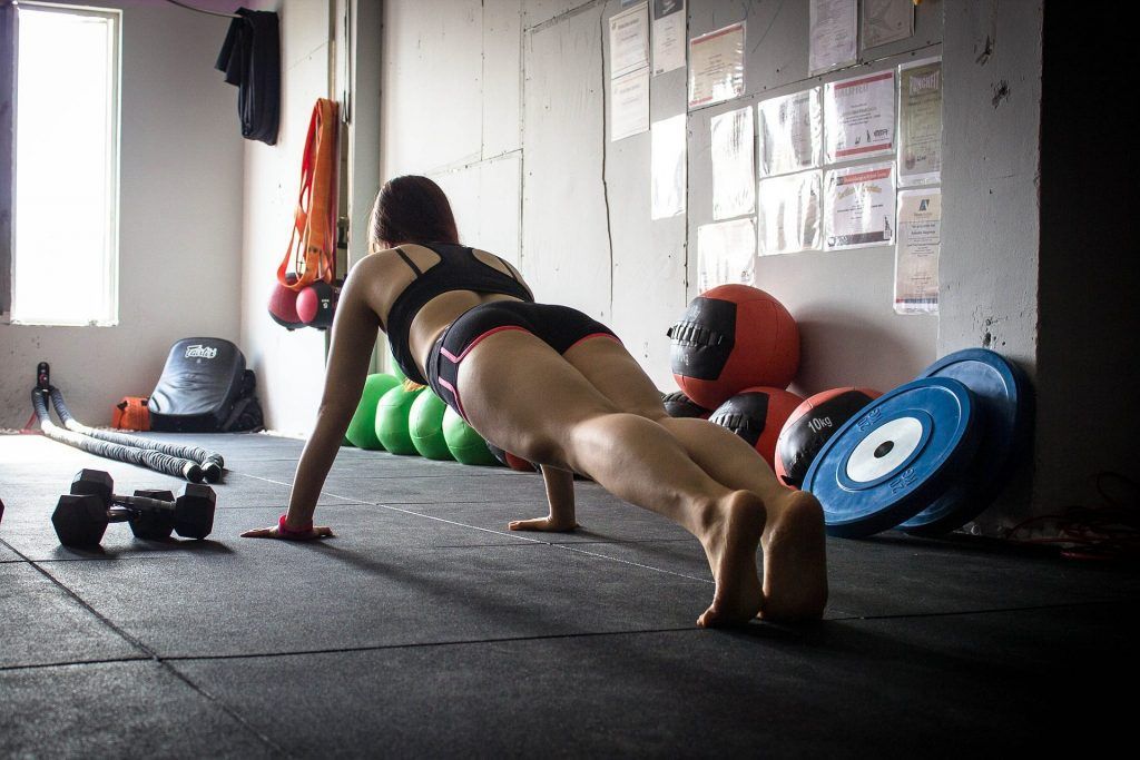 girl doing plank in the gym